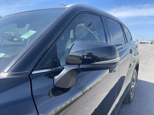 used 2022 Toyota Highlander car, priced at $37,887