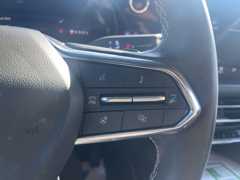 used 2025 Chevrolet Traverse car, priced at $35,189