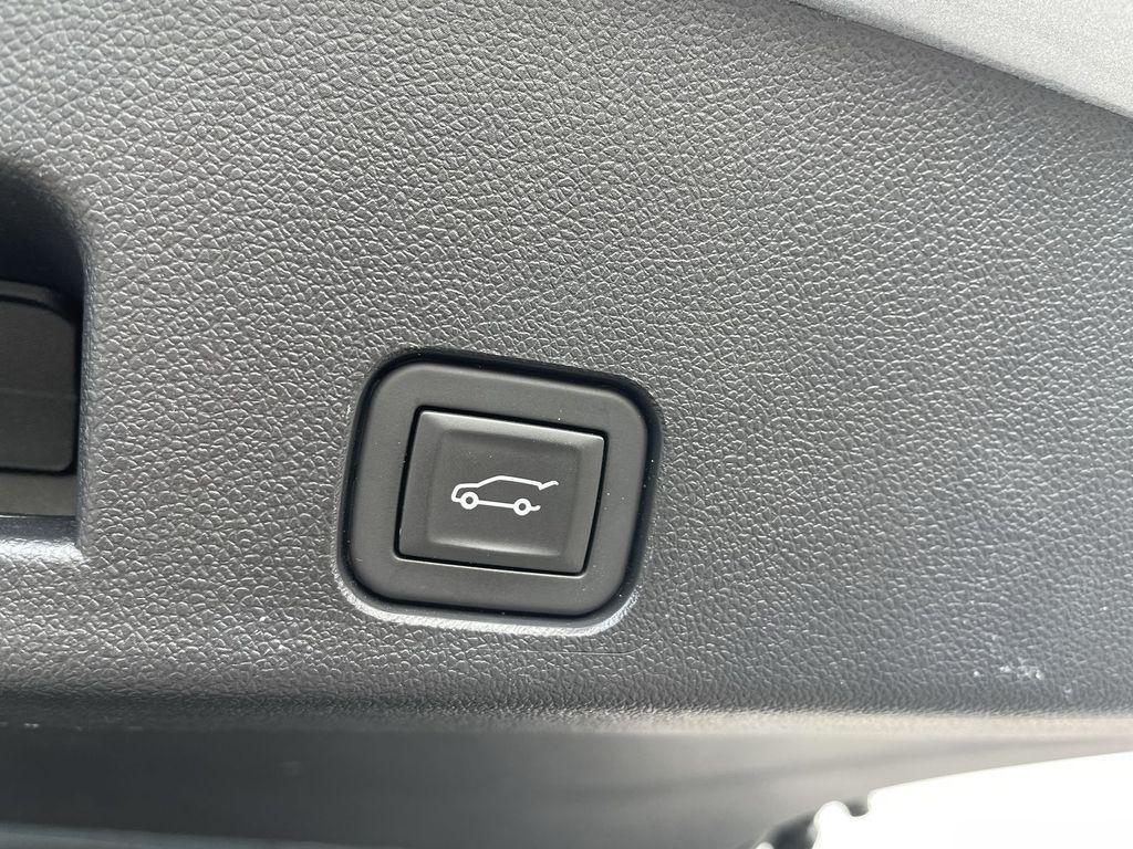 used 2025 Chevrolet Traverse car, priced at $35,189