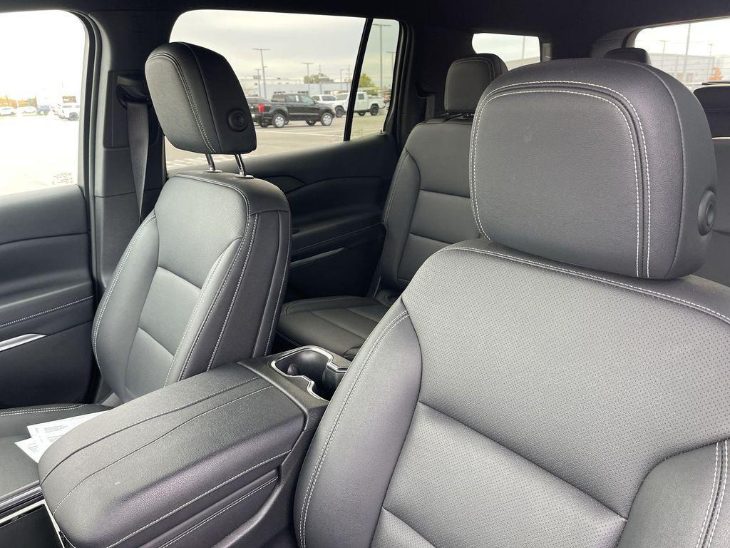 used 2025 Chevrolet Traverse car, priced at $35,189