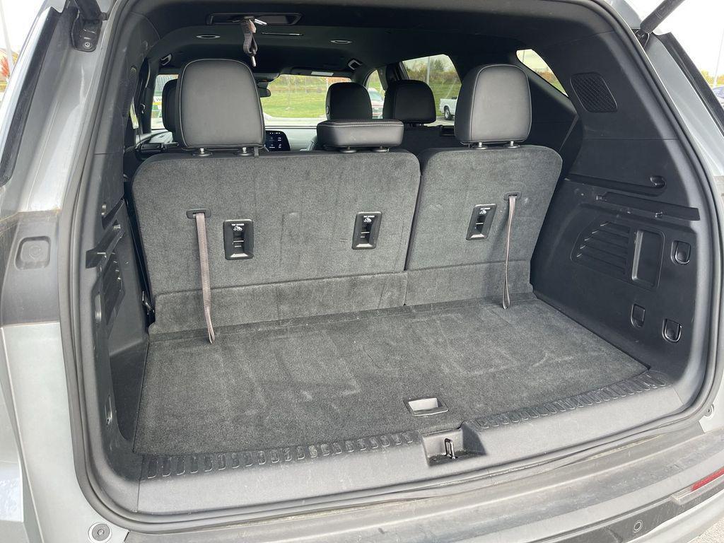 used 2025 Chevrolet Traverse car, priced at $35,189