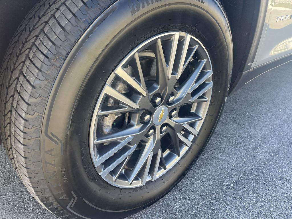 used 2025 Chevrolet Traverse car, priced at $35,189