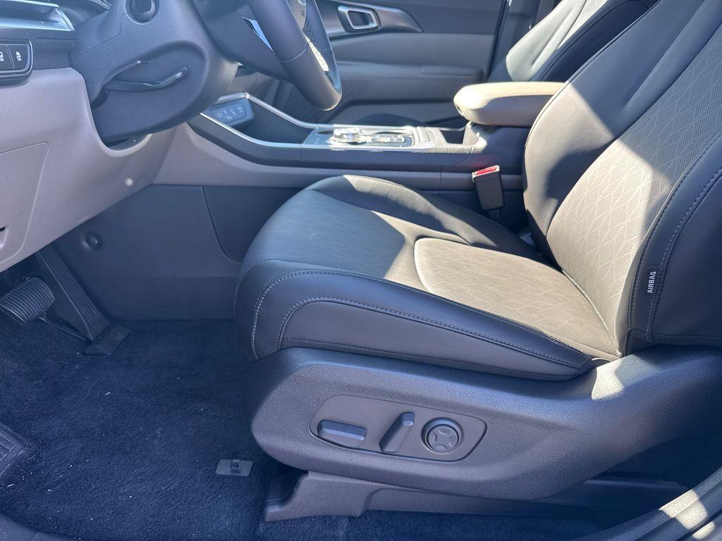 new 2025 Kia Carnival Hybrid car, priced at $41,463