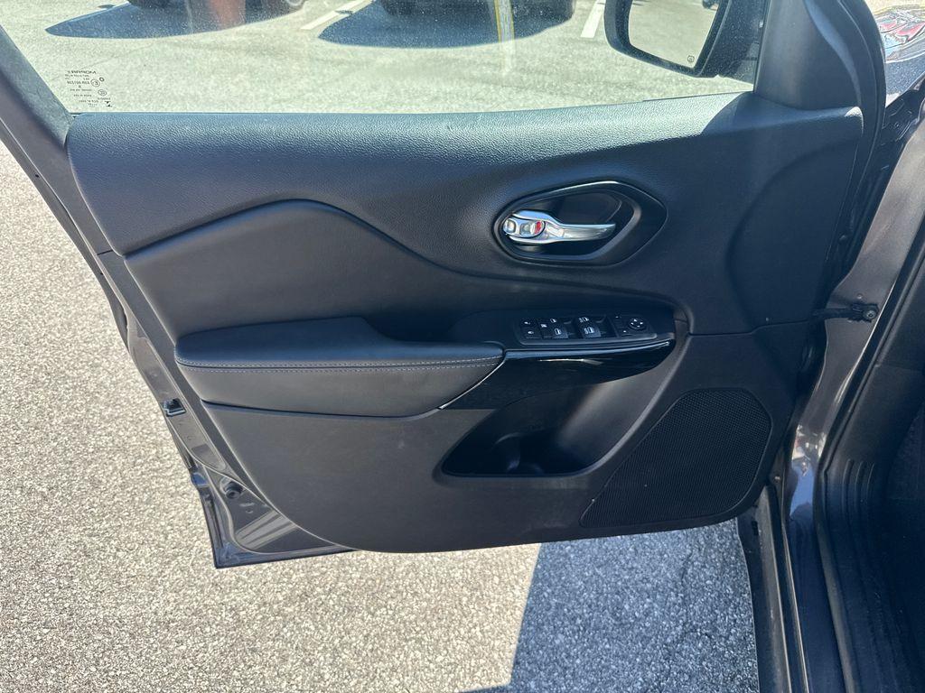 used 2023 Jeep Cherokee car, priced at $25,498