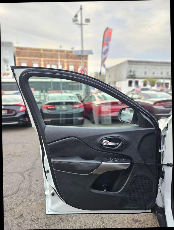 used 2019 Jeep Cherokee car, priced at $18,995