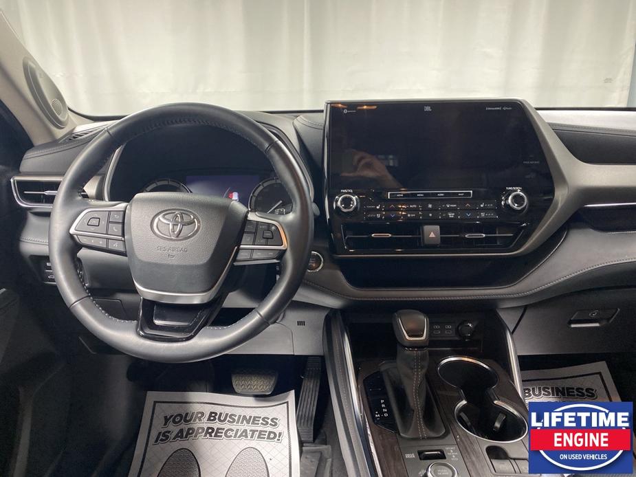 used 2022 Toyota Highlander car, priced at $38,200