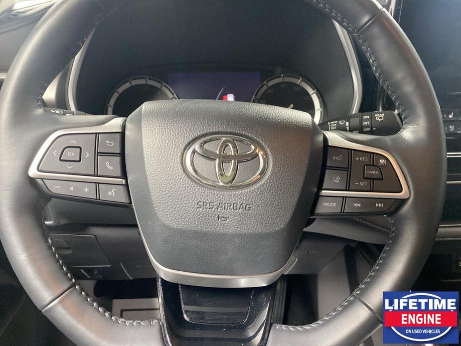 used 2022 Toyota Highlander car, priced at $38,200