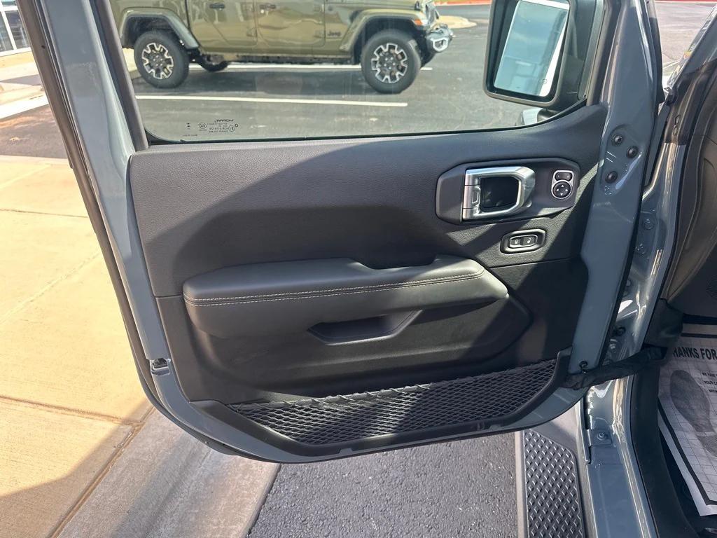 new 2025 Jeep Gladiator car, priced at $47,119
