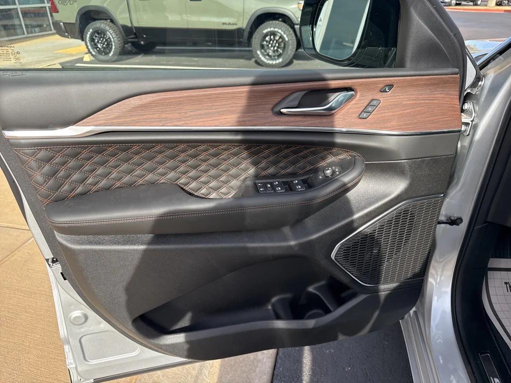 new 2025 Jeep Grand Cherokee car, priced at $60,268