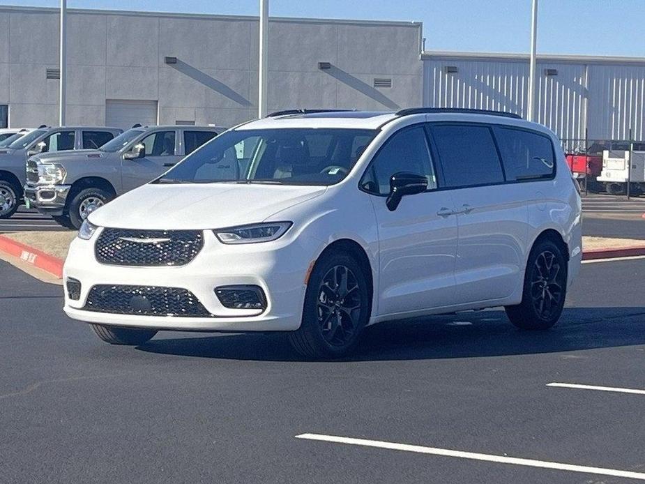 new 2024 Chrysler Pacifica car, priced at $47,048