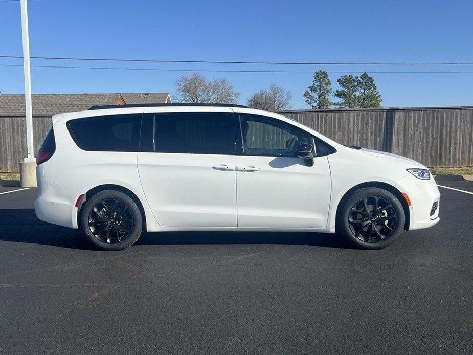 new 2024 Chrysler Pacifica car, priced at $47,048