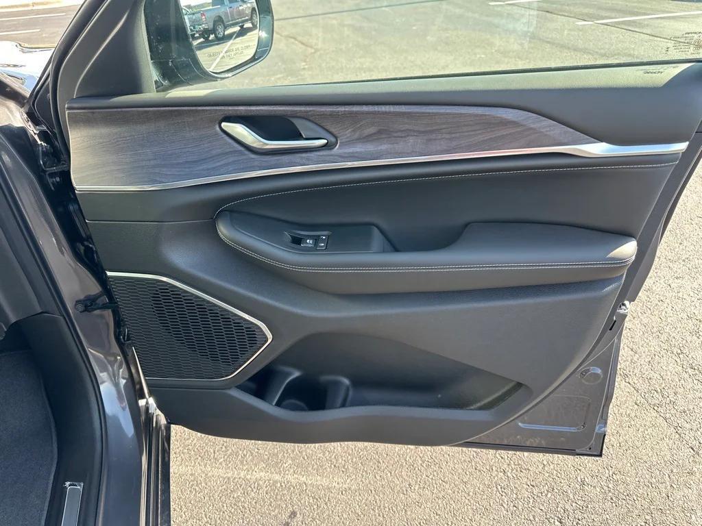 new 2025 Jeep Grand Cherokee car, priced at $57,356