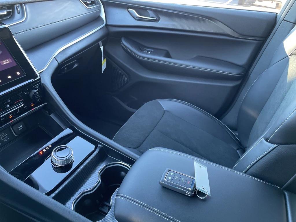 new 2025 Jeep Grand Cherokee car, priced at $45,379