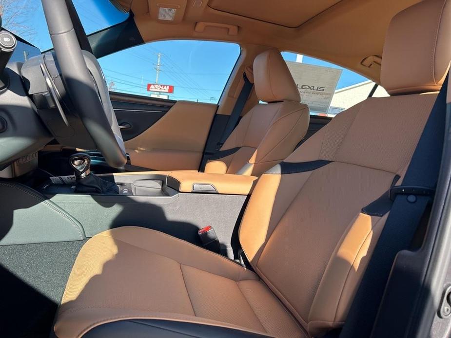 new 2025 Lexus ES 300h car, priced at $53,119