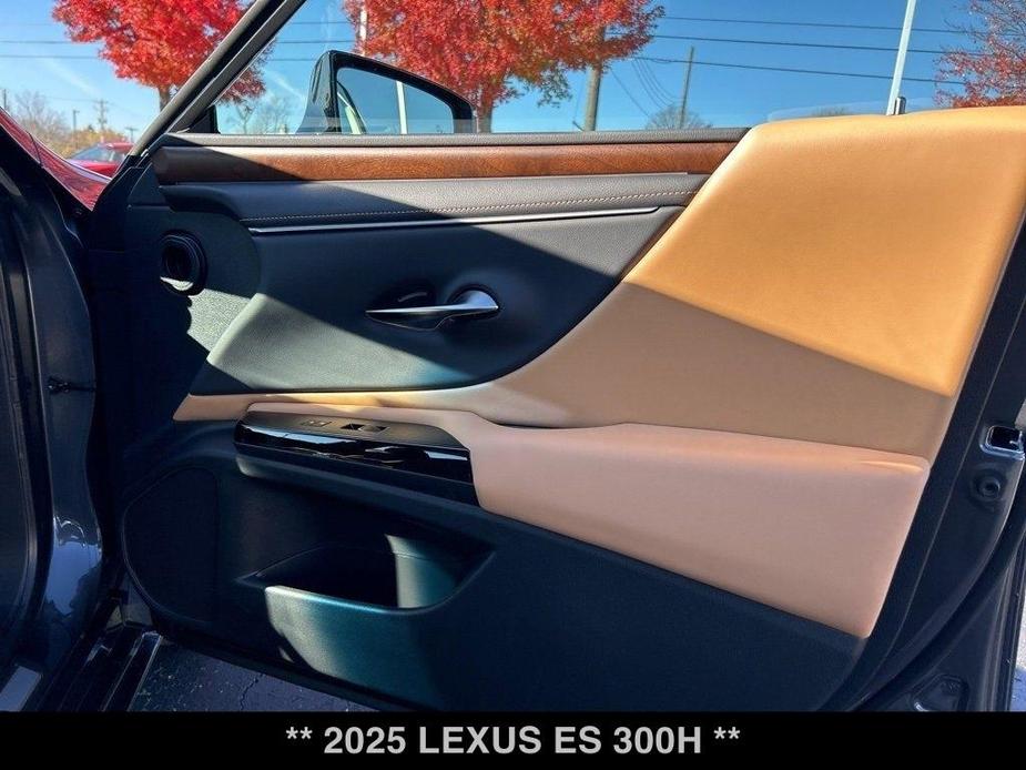 new 2025 Lexus ES 300h car, priced at $53,119