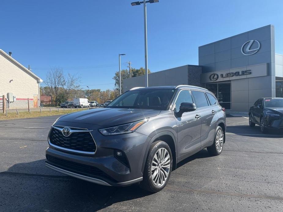 used 2021 Toyota Highlander car, priced at $39,156