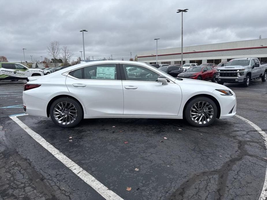 new 2025 Lexus ES 300h car, priced at $57,394