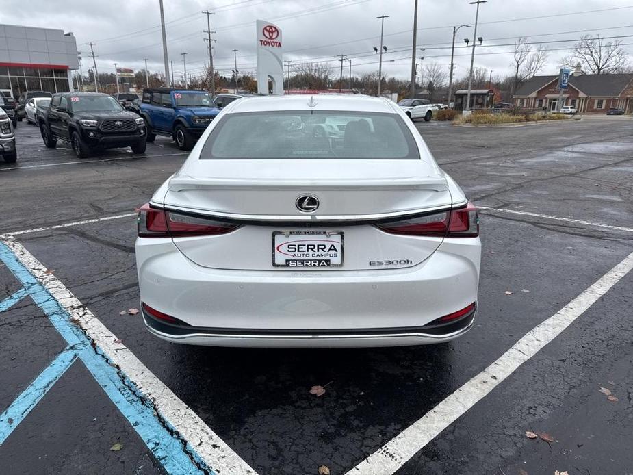 new 2025 Lexus ES 300h car, priced at $57,394