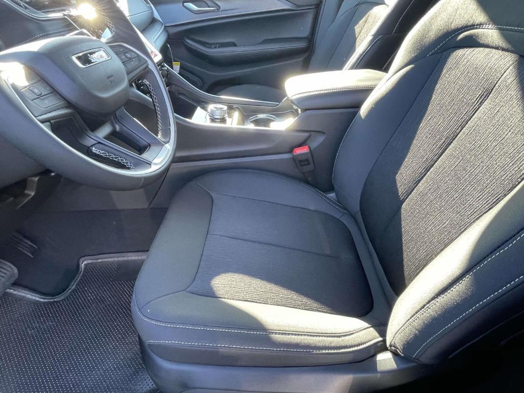 new 2025 Jeep Grand Cherokee car, priced at $38,468