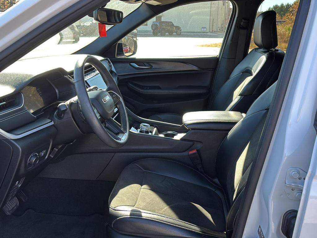 used 2024 Jeep Grand Cherokee car, priced at $29,400