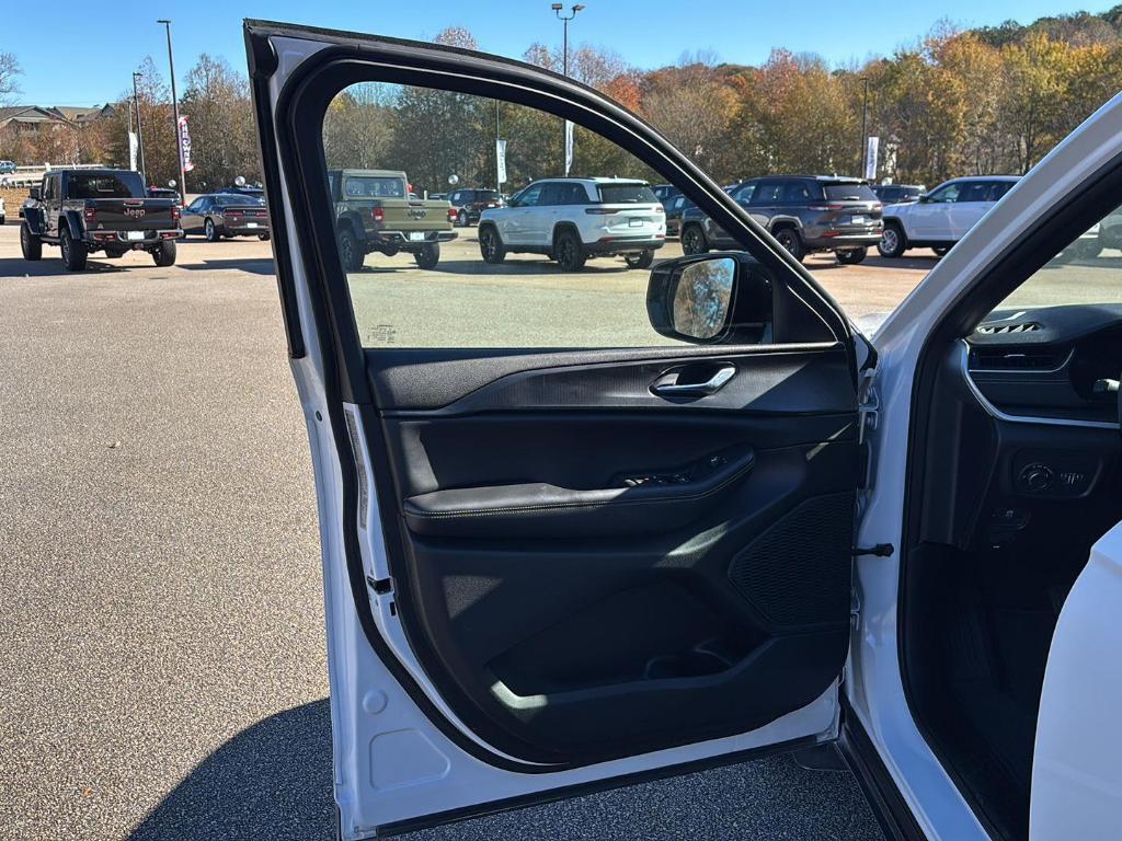 used 2024 Jeep Grand Cherokee car, priced at $29,400