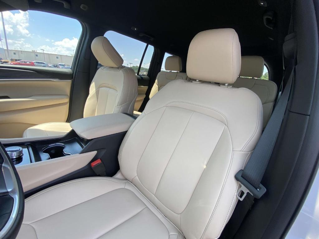 new 2025 Jeep Grand Cherokee car, priced at $38,940