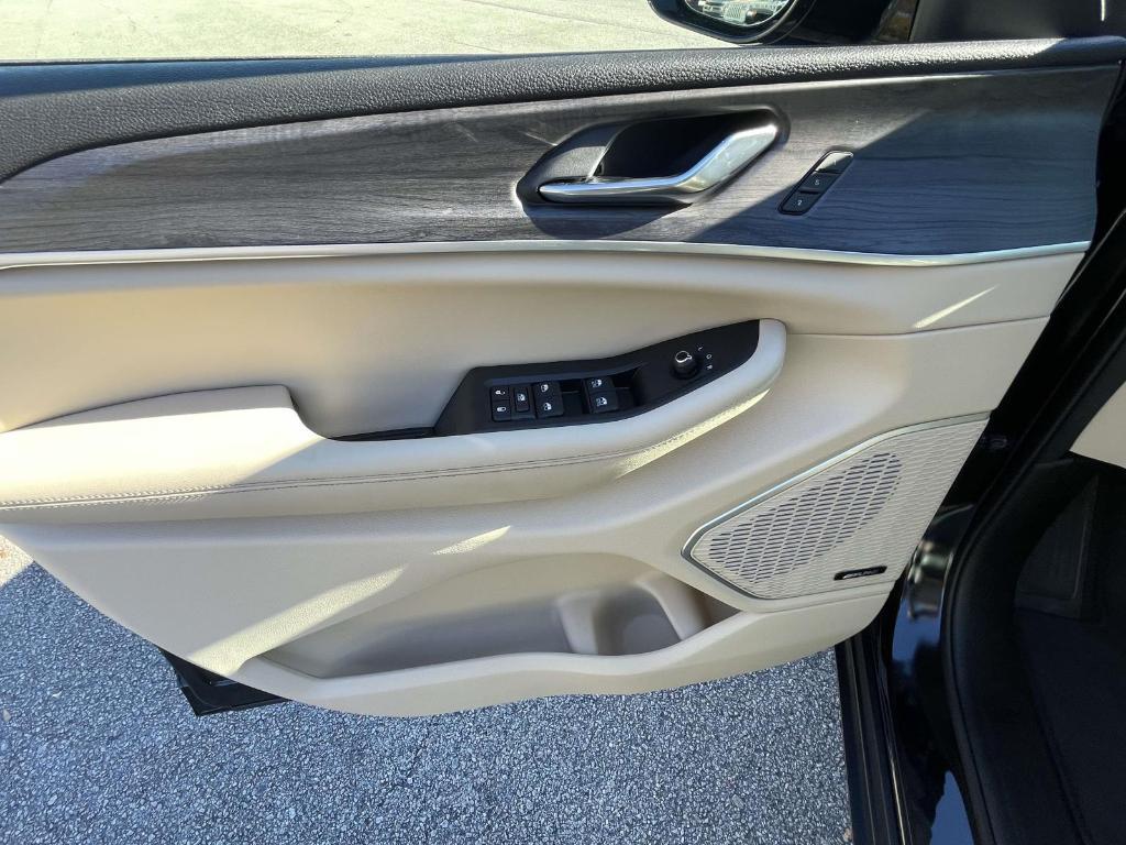 used 2024 Jeep Grand Cherokee car, priced at $33,250