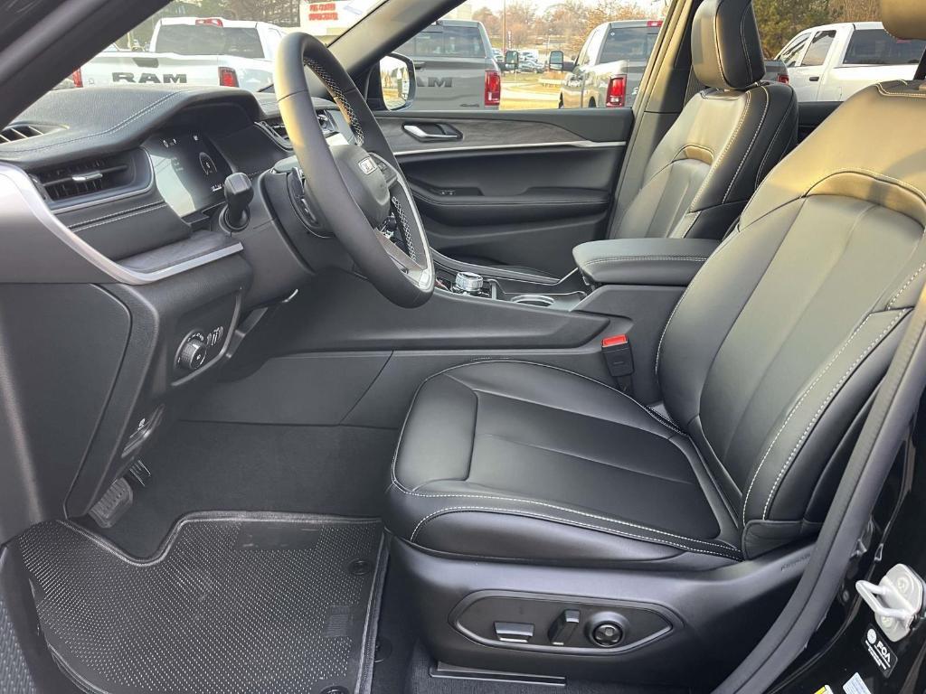 new 2025 Jeep Grand Cherokee car, priced at $49,623