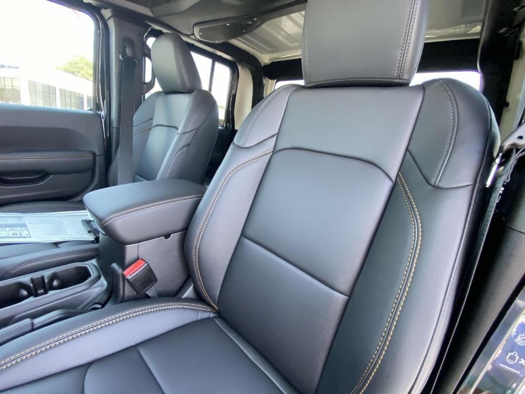 new 2025 Jeep Gladiator car, priced at $44,922