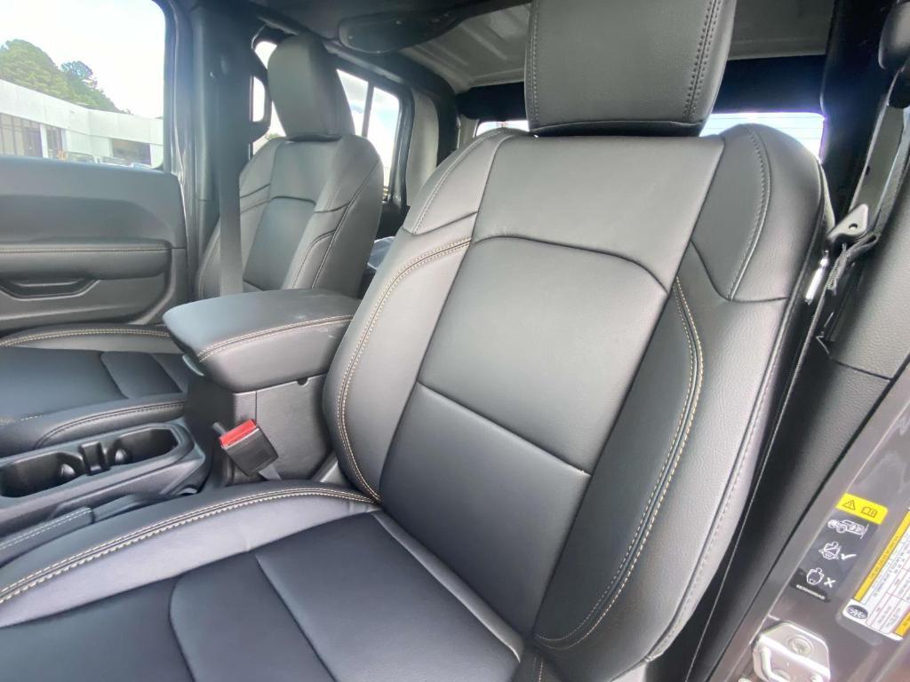 new 2025 Jeep Gladiator car, priced at $40,110