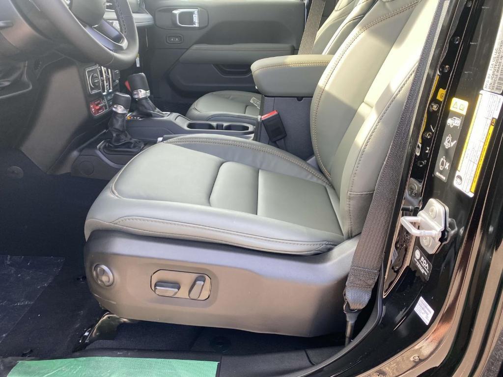 new 2025 Jeep Gladiator car, priced at $52,959