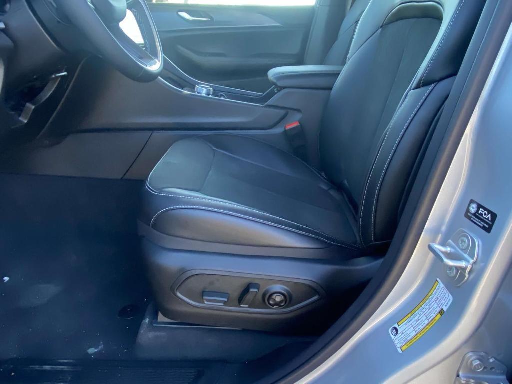 new 2025 Jeep Grand Cherokee car, priced at $41,568