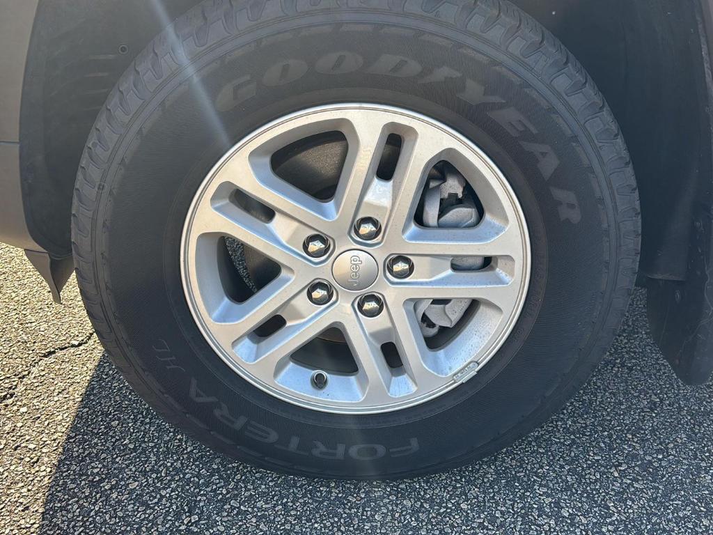 used 2024 Jeep Grand Cherokee car, priced at $32,300