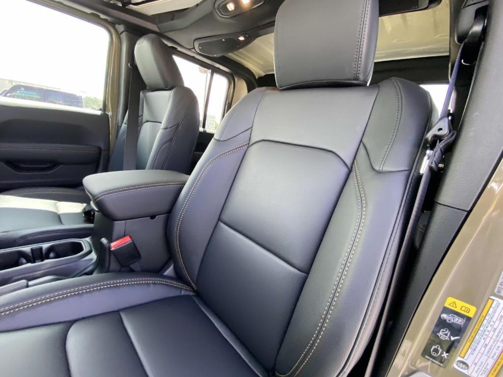 new 2025 Jeep Gladiator car, priced at $42,078