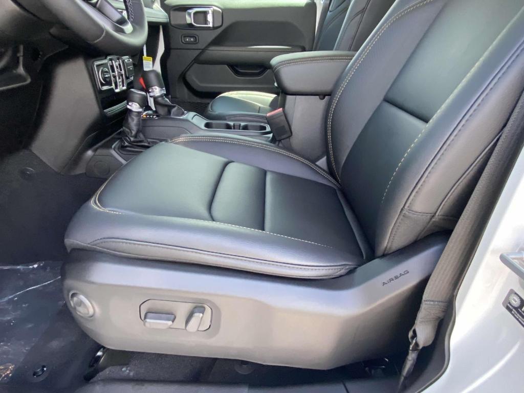 new 2025 Jeep Gladiator car, priced at $41,483