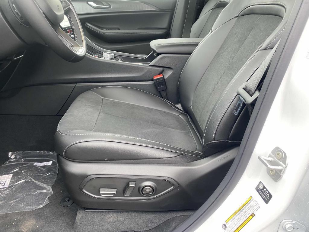 new 2025 Jeep Grand Cherokee L car, priced at $42,895