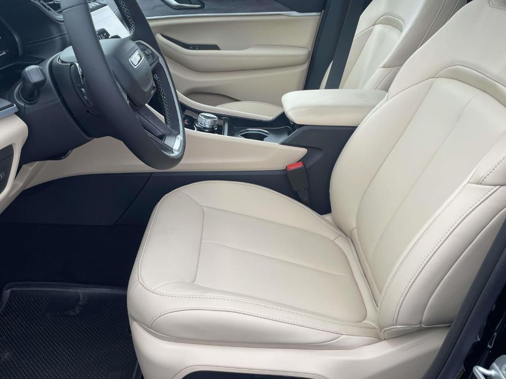 new 2025 Jeep Grand Cherokee car, priced at $45,628