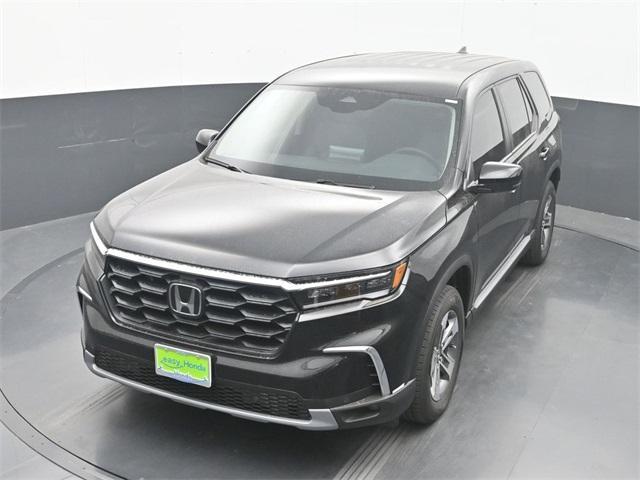 new 2025 Honda Pilot car, priced at $45,600