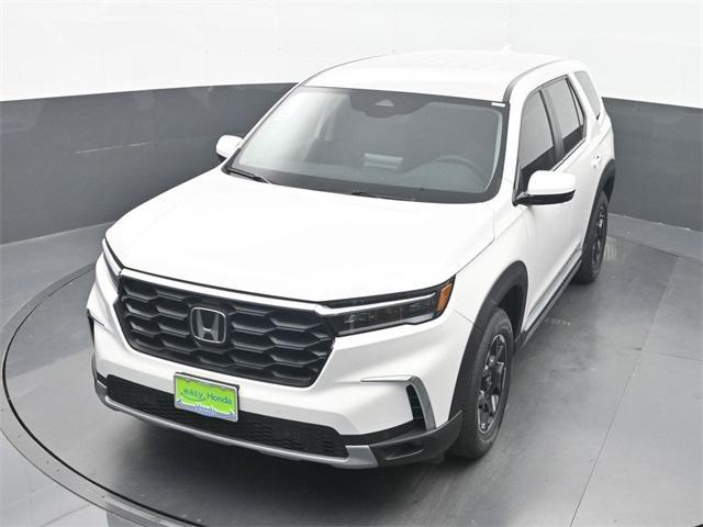 new 2025 Honda Pilot car, priced at $46,705