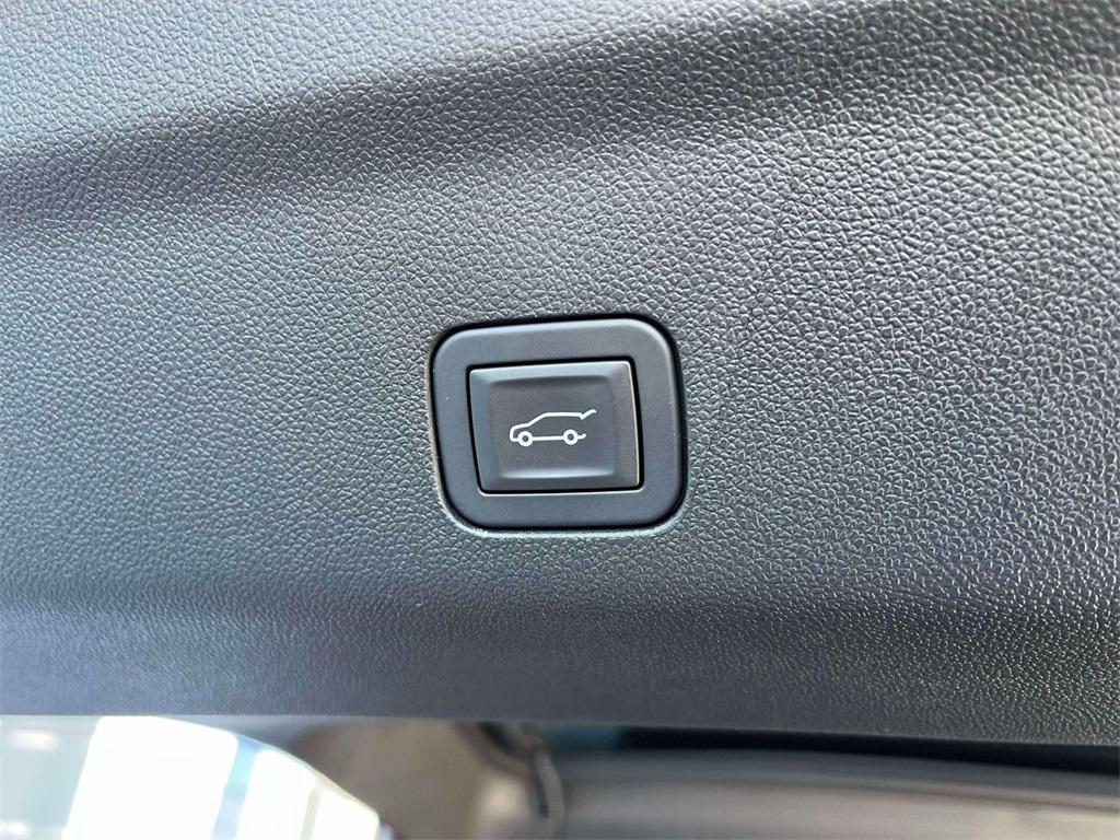 used 2024 GMC Yukon XL car, priced at $65,553