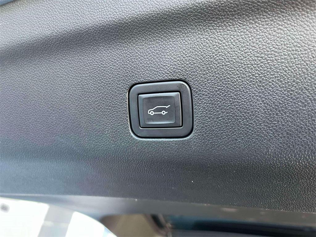 used 2023 GMC Yukon XL car, priced at $61,095