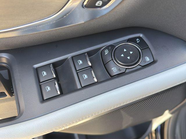 new 2025 Ford Expedition car, priced at $75,175