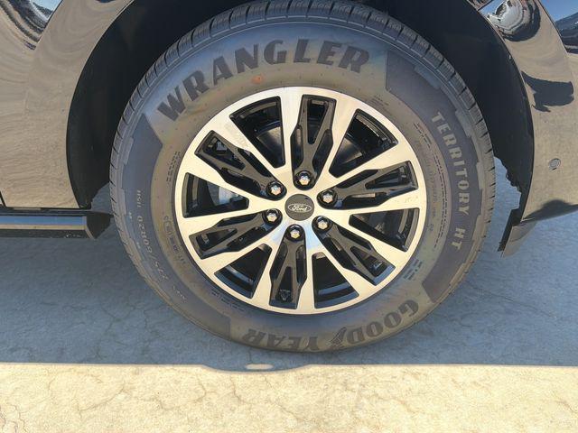 new 2025 Ford Expedition car, priced at $75,175