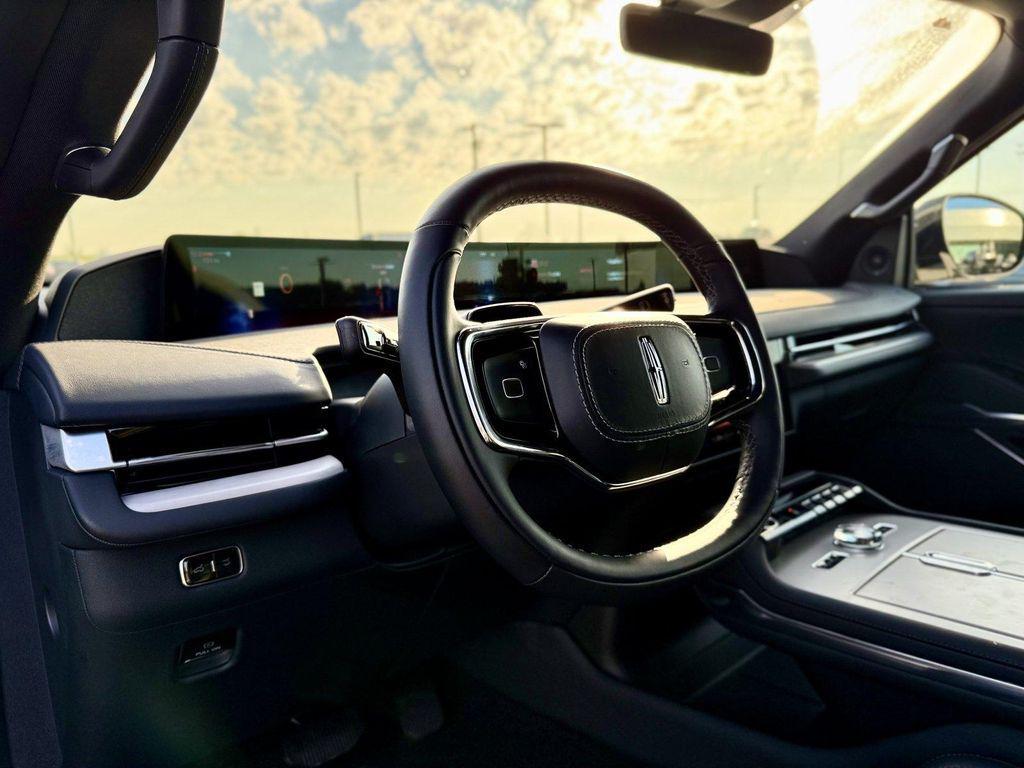 new 2025 Lincoln Navigator car, priced at $103,272