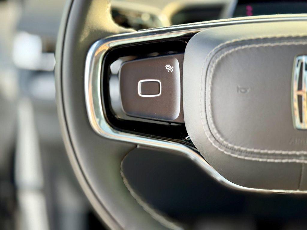 new 2025 Lincoln Navigator car, priced at $103,272