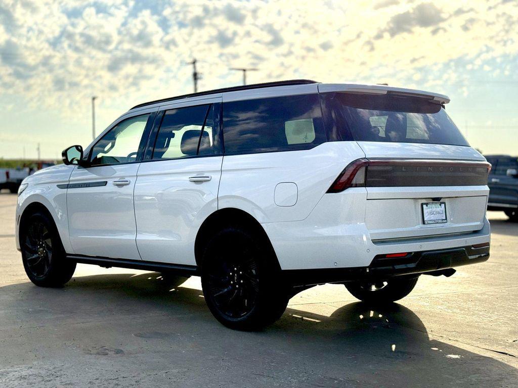 new 2025 Lincoln Navigator car, priced at $103,272