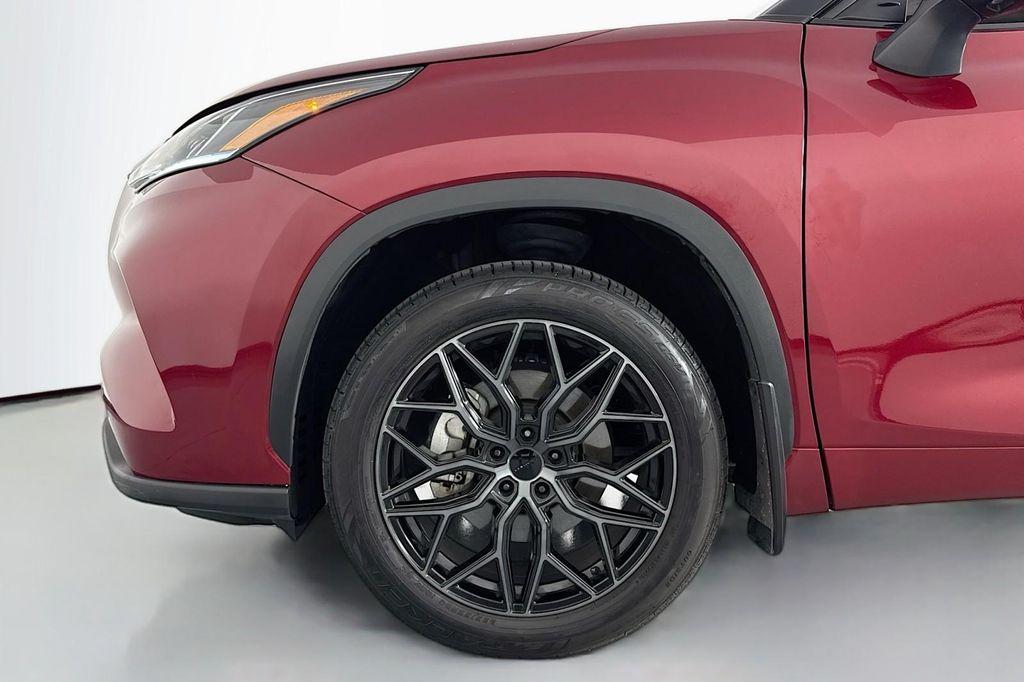 used 2022 Toyota Highlander car, priced at $33,283