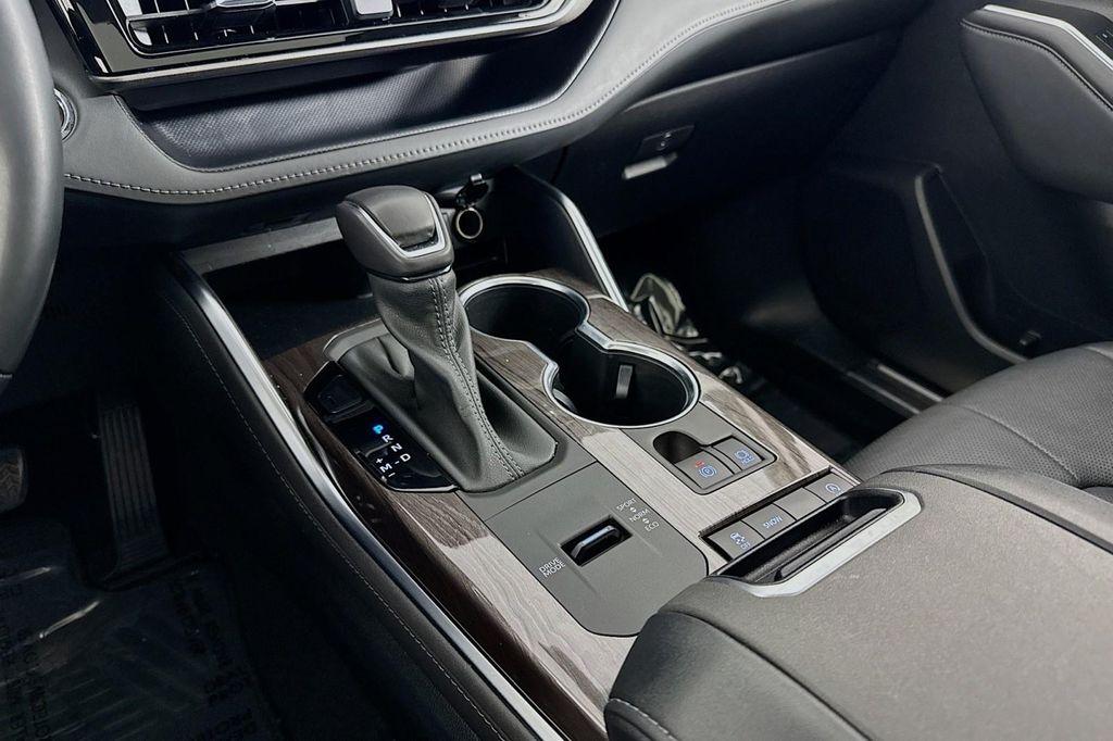 used 2022 Toyota Highlander car, priced at $33,283