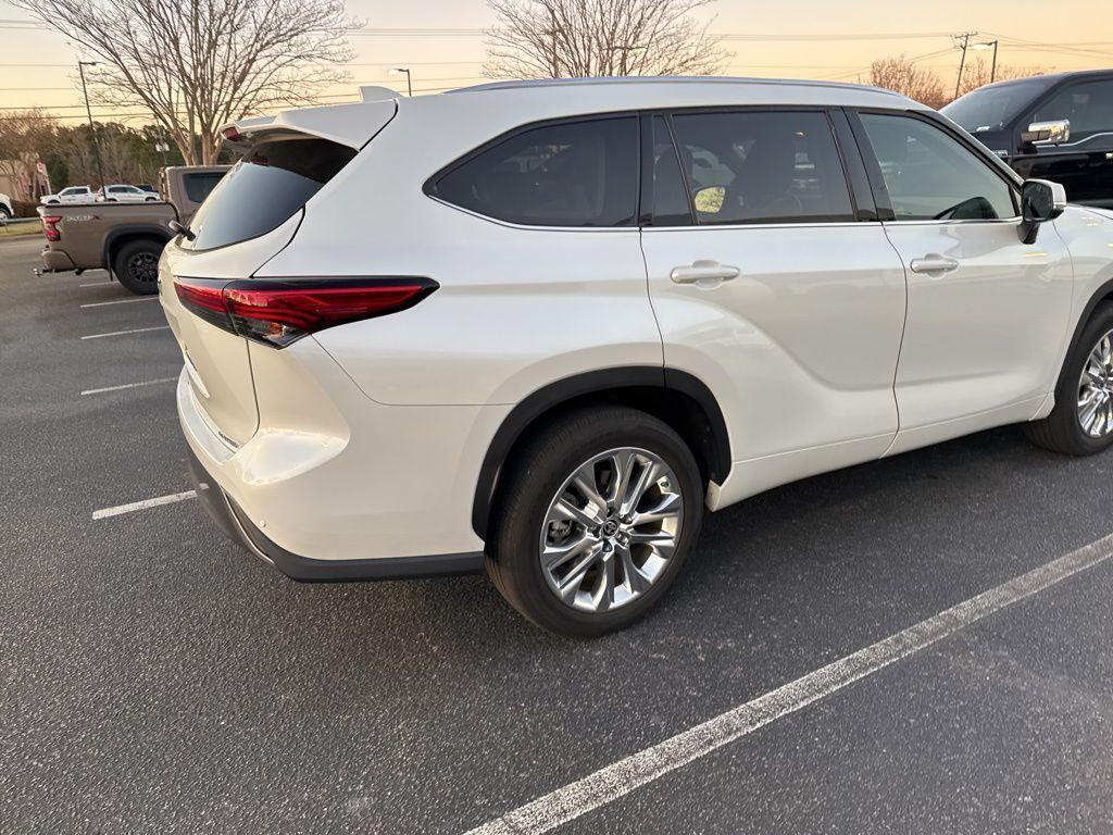 used 2022 Toyota Highlander car, priced at $40,999