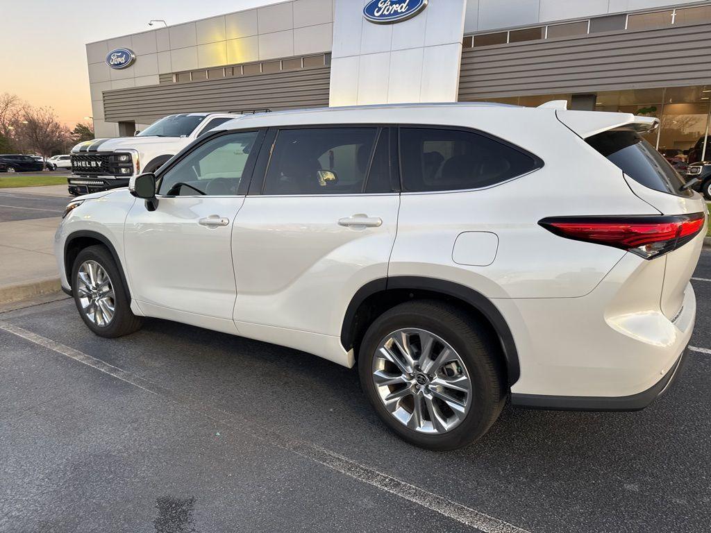 used 2022 Toyota Highlander car, priced at $40,999